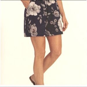 ✨ c wonder nouveau floral shorts✨